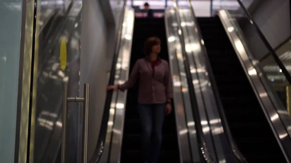 Fille debout sur l'escalator — Photo