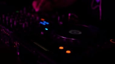 Dj bir partide çalışıyor