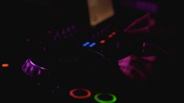 Dj bir partide çalışıyor