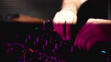 Dj bir partide çalışıyor