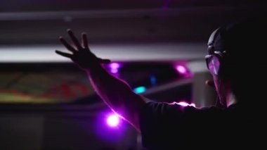 Dj bir partide çalışıyor