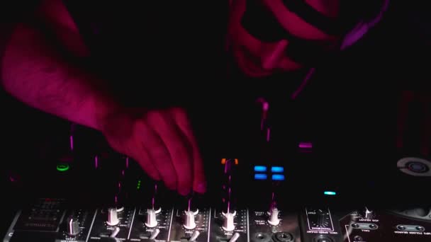 DJ trabaja en una fiesta — Vídeo de stock