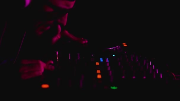 DJ trabalha em uma festa — Vídeo de Stock
