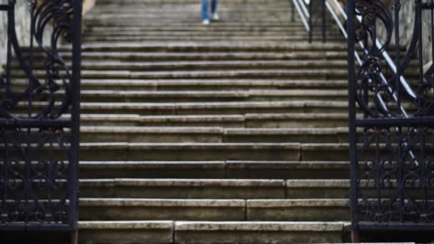 Mädchen steigt in der Stadt die Treppe hinauf — Stockvideo