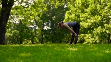 yeşil bir yaz parkında çalışan kız