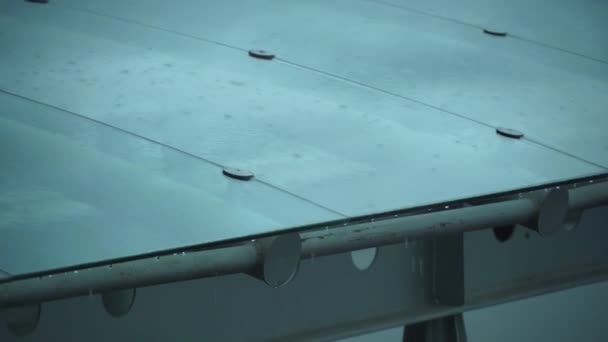 Lluvia goteando en el techo de cristal — Vídeo de stock