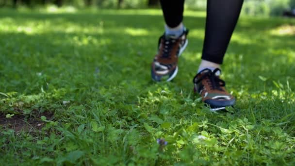 女孩在自然公园上绑上运动鞋 — 图库视频影像