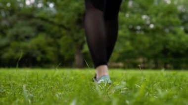 kız doğa yeşil parkta spor ayakkabı kadar bağcıklar