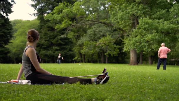 Chica parece una familia jugando al fútbol en el prado — Vídeos de Stock