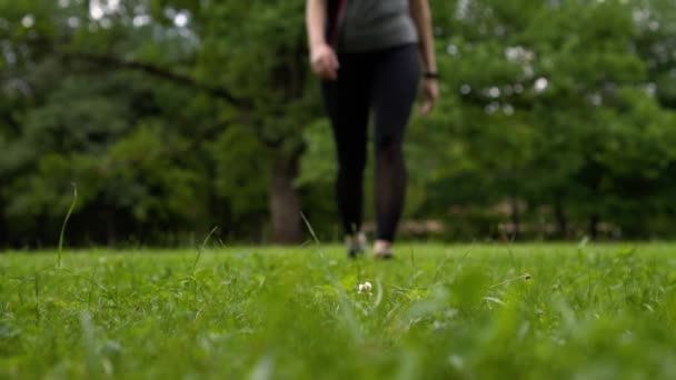 Chica cordones hasta zapatillas de deporte en la naturaleza verde parque — Vídeos de Stock