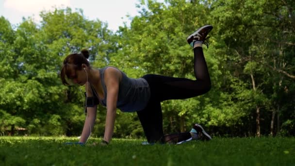 Fille faire des exercices dans la nature — Video