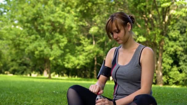 Chica en la naturaleza está bebiendo agua limpia — Vídeos de Stock