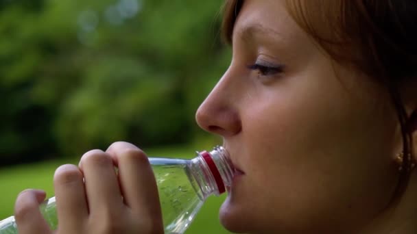 Menina na natureza está bebendo água limpa — Vídeo de Stock