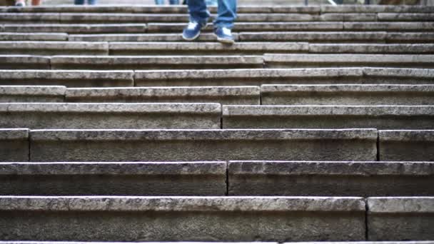 Personer med belastningsbesvär går nedför trappan — Stockvideo
