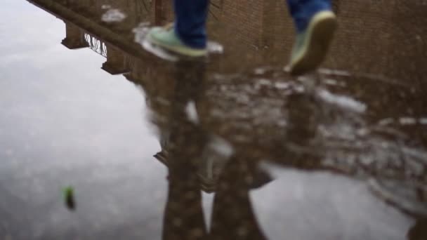 Mulher pisou em um reflexo em uma poça — Vídeo de Stock