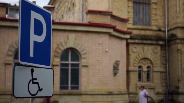 城市中的残疾人停车标志 — 图库视频影像