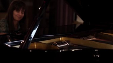 konser salonunda piyano çalan kız