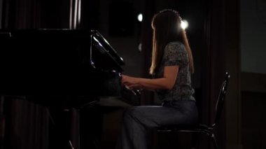 konser salonunda piyano çalan kız