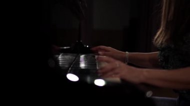 konser salonunda piyano çalan kız