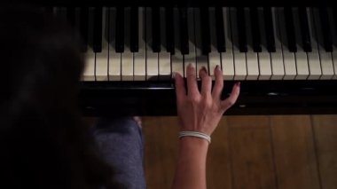 konser salonunda piyano çalan kız