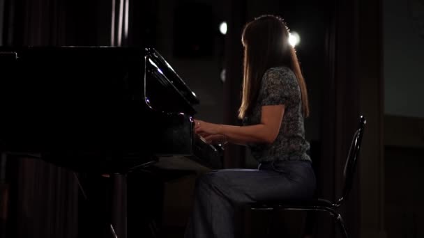 Menina tocando piano na sala de concertos — Vídeo de Stock