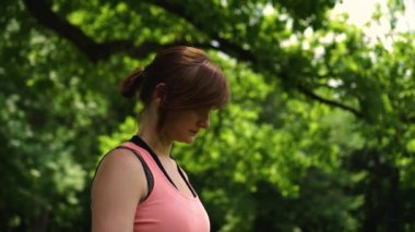 parkta kız atlet içecekler su