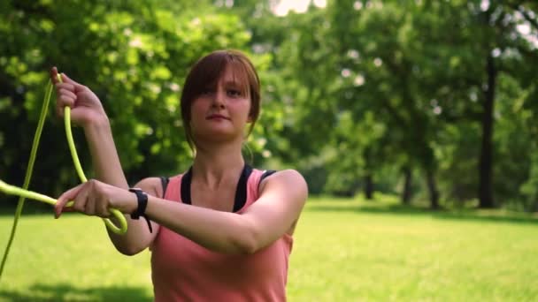 Девушка превращает пои в парке на траве — стоковое видео