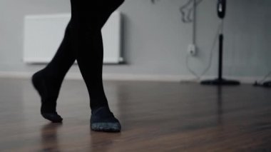 bir dans okulunda kız dans