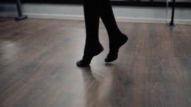 bir dans okulunda kız dans