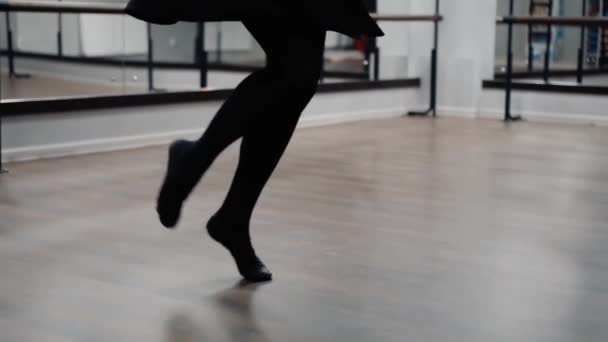 Girl dancing in a dance school — Stock Video