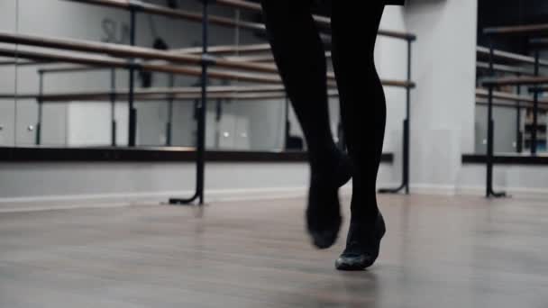 Κορίτσι που χορεύει σε μια σχολή χορού — Αρχείο Βίντεο