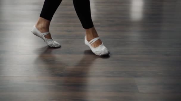 Девушка танцует в танцевальной школе — стоковое видео