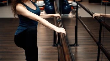 güzel kız dans okulunda egzersizleri yok