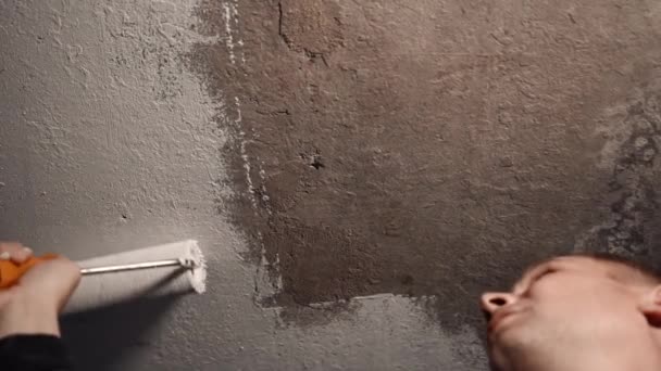 Man paints the ceiling with a roller — Stock Video