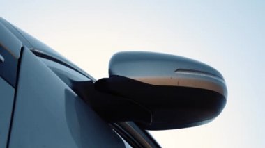 Araba aynaları otomatik olarak katlanır, mavi gökyüzü