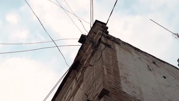 Старое здание в плохом районе — стоковое видео
