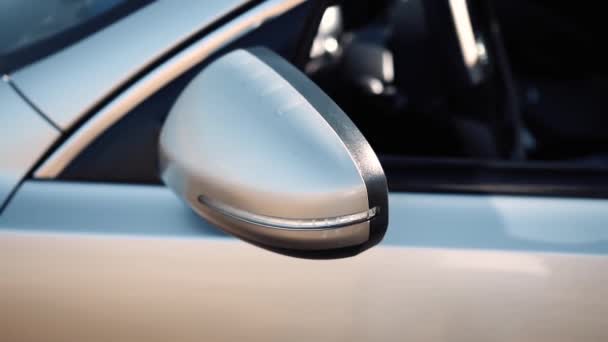 Chica empuje los espejos del coche doblar automáticamente — Vídeo de stock