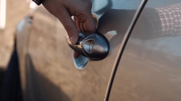 Meisje opent een auto met sleutelloze toegang — Stockvideo