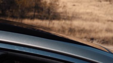 Bir arabada otomatik kapak açılıyor