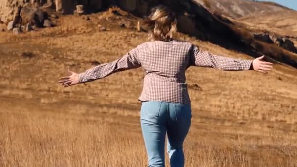 Menina corre ao longo do campo de outono — Vídeo de Stock