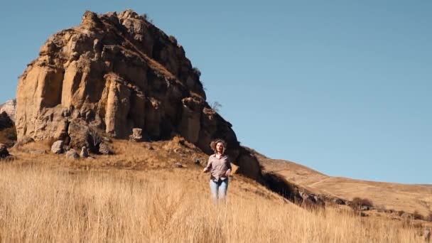 Chica corre a lo largo del campo de otoño — Vídeos de Stock