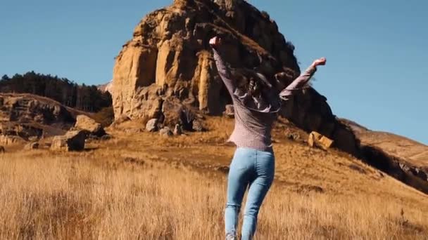 Chica girar a lo largo del campo de otoño — Vídeo de stock