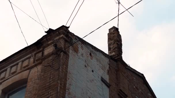 Vieux bâtiment dans un mauvais quartier — Video