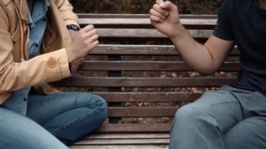 Oğlan ve kız, taş makas kağıdı oynuyorlar.