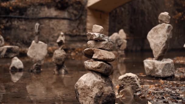 Equilibrio rocoso otoño en el parque cerca del río — Vídeos de Stock