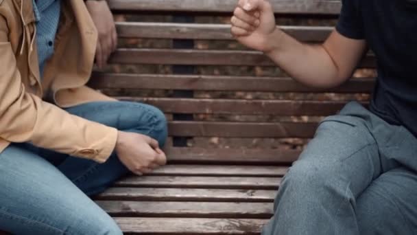 Junge und Mädchen spielen ein Spiel Steinscherenpapier — Stockvideo