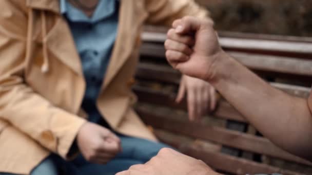 Boy and girl play a game stone scissors paper — Stock Video