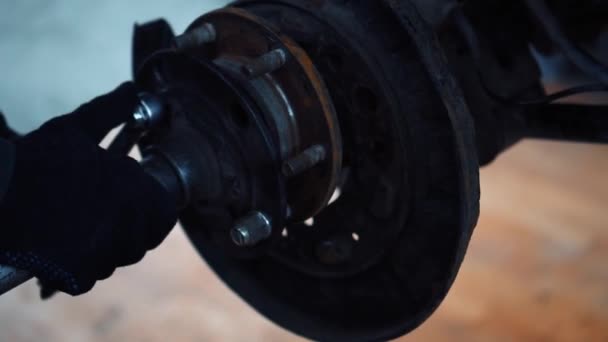 Mécaniciens dans un atelier de réparation automobile faisant la réparation automobile — Video