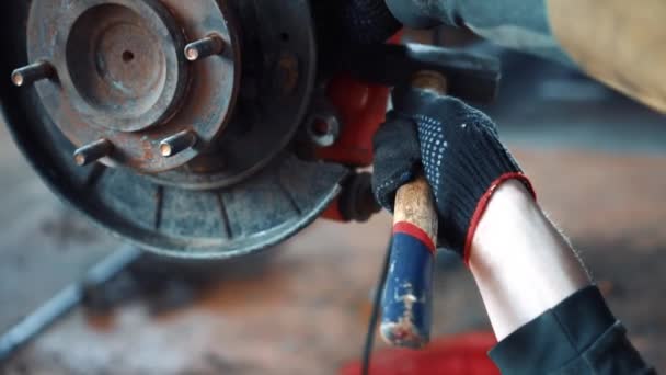 Mécaniciens dans un atelier de réparation automobile faisant la réparation automobile — Video