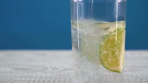 Miscelare l'acqua in un bicchiere con la calce — Video Stock